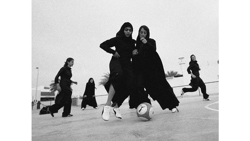 202/218 - Women playing football - Dubai, 2006. © Getty Images