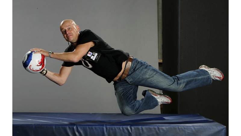 105/112 - Taking a break during a shoot for Pepsi Football - Barcelona, 2006.